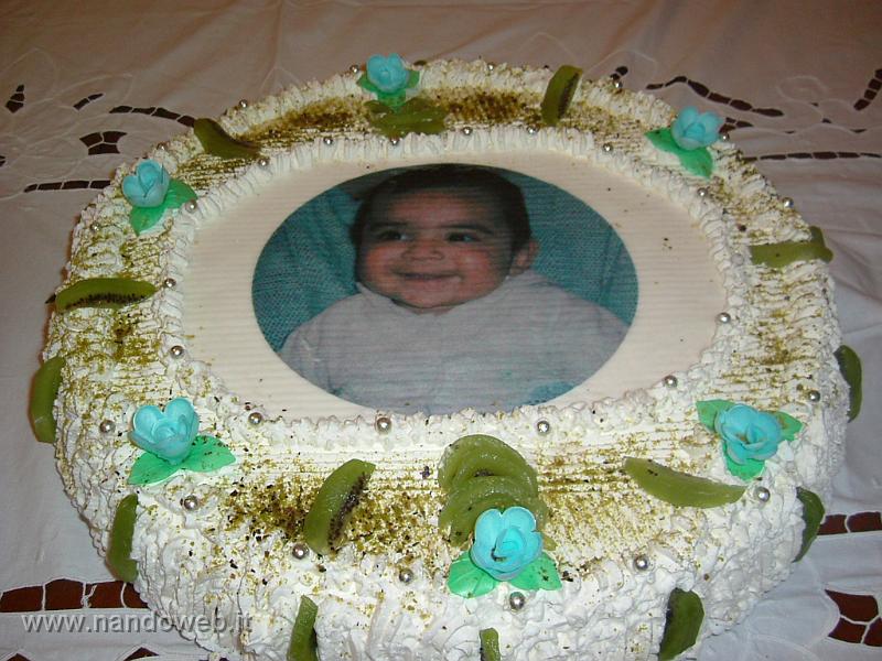 2004_0918_215059.JPG - torta con crema bianca e cioccolato , decorata con panna , fiori di ostia e foto su sfoglia di pasta di mandorla.